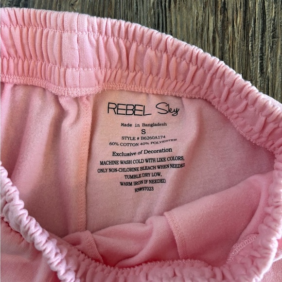 Rebel Sky Sweat Shorts Womens Sz Sm Pink Elastic Drawstring Pockets 2.5” Inseam - Picture 7 of 7